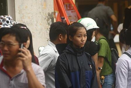 Sĩ tử đội mưa làm thủ tục thi ĐH đợt 2